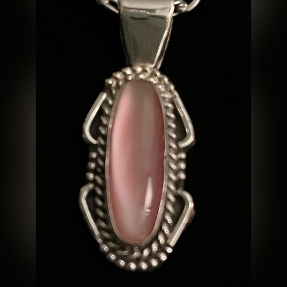 Beautiful Navajo made pink shell pendant set in .925 sterling silver. - Picture 2 of 3